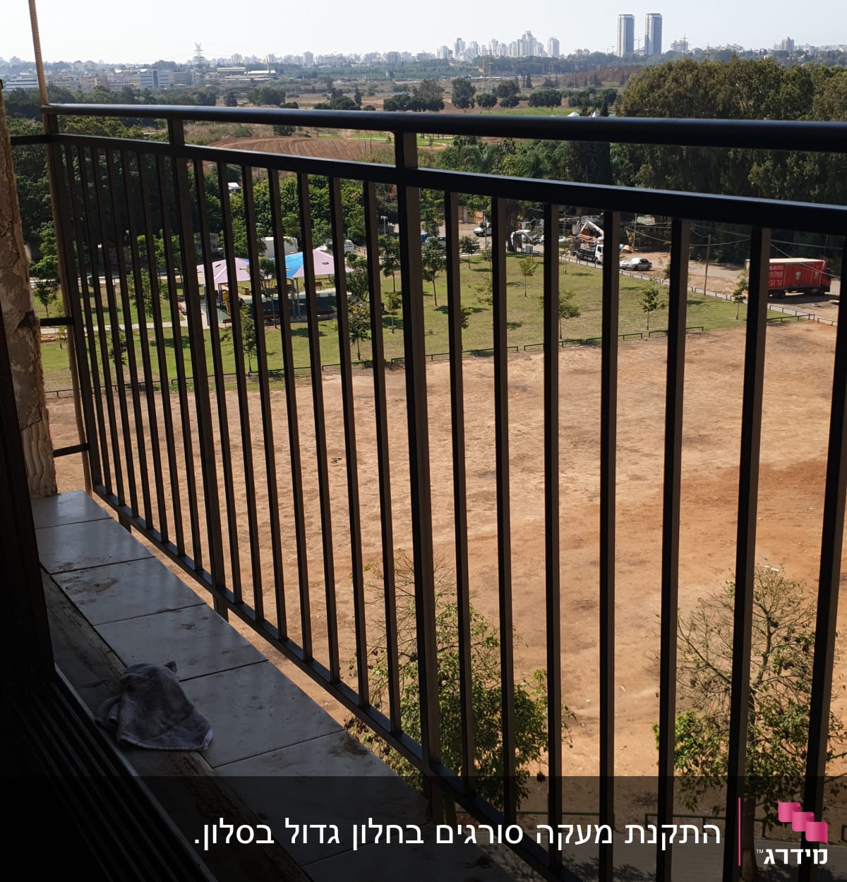 מעקה מתכת במרפסת עם נוף פתוח